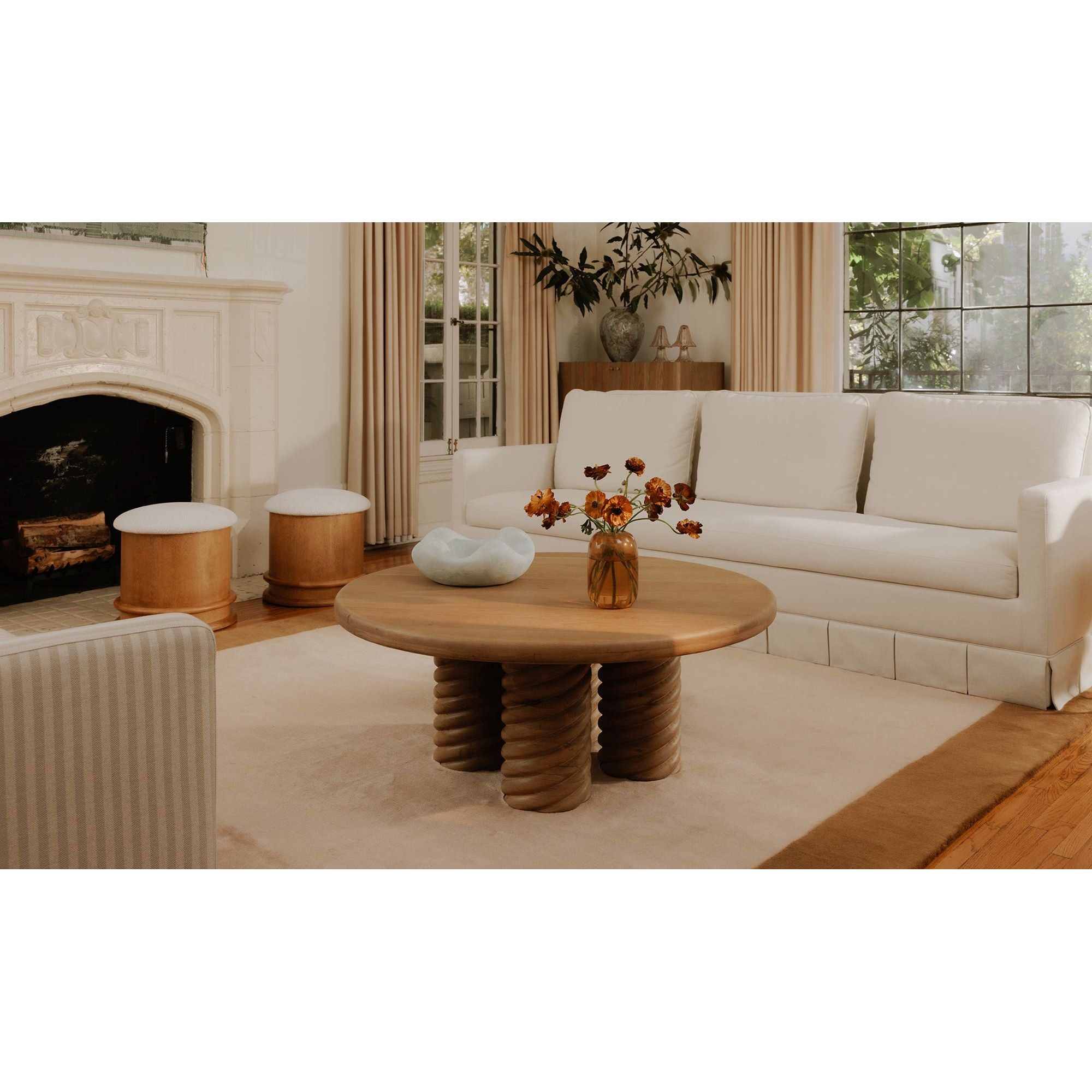 Table basse contemporaine en chêne massif avec plateau rond et pied central torsadé pour salon