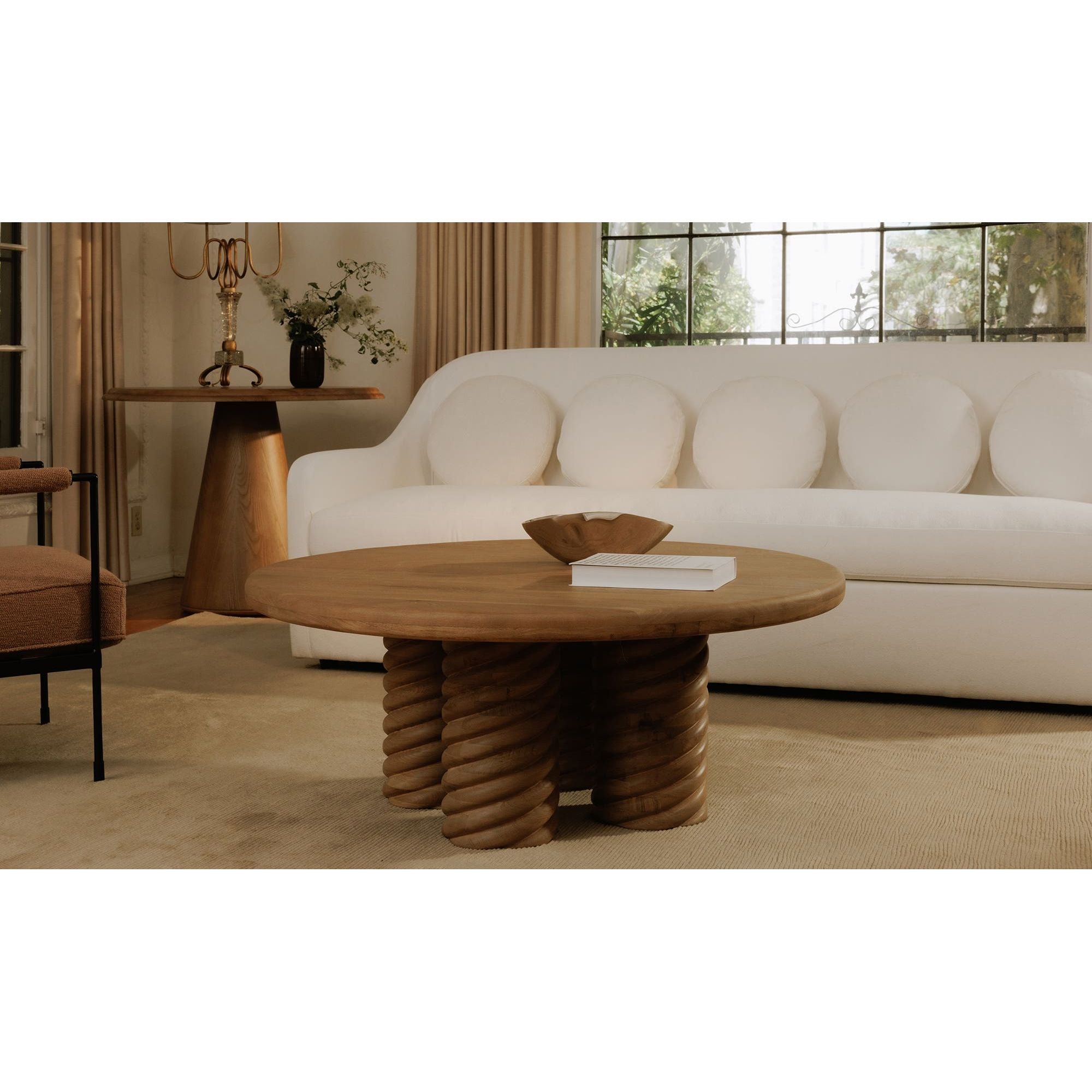 Table basse contemporaine en chêne massif avec plateau rond et pied central torsadé pour salon