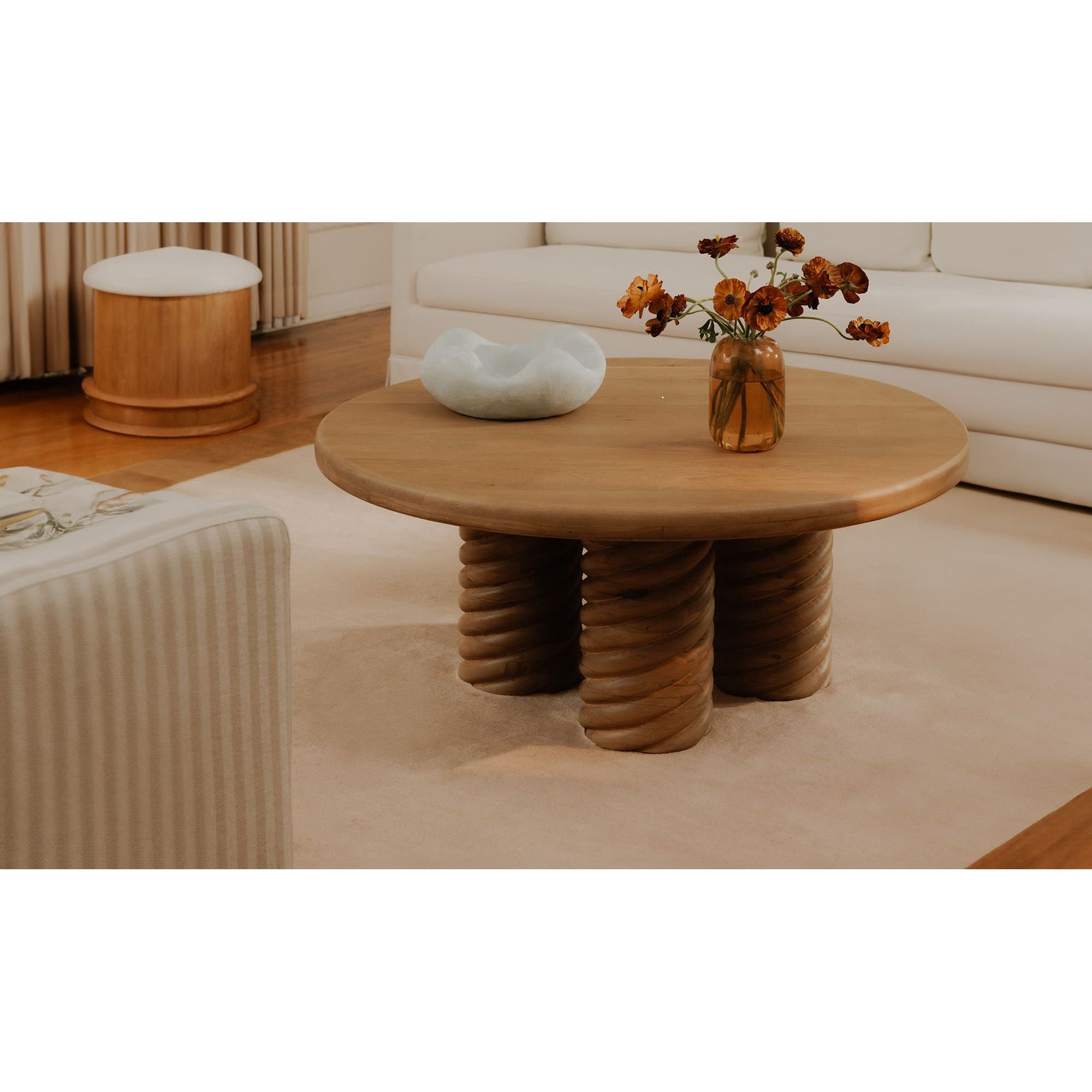 Table basse contemporaine en chêne massif avec plateau rond et pied central torsadé pour salon