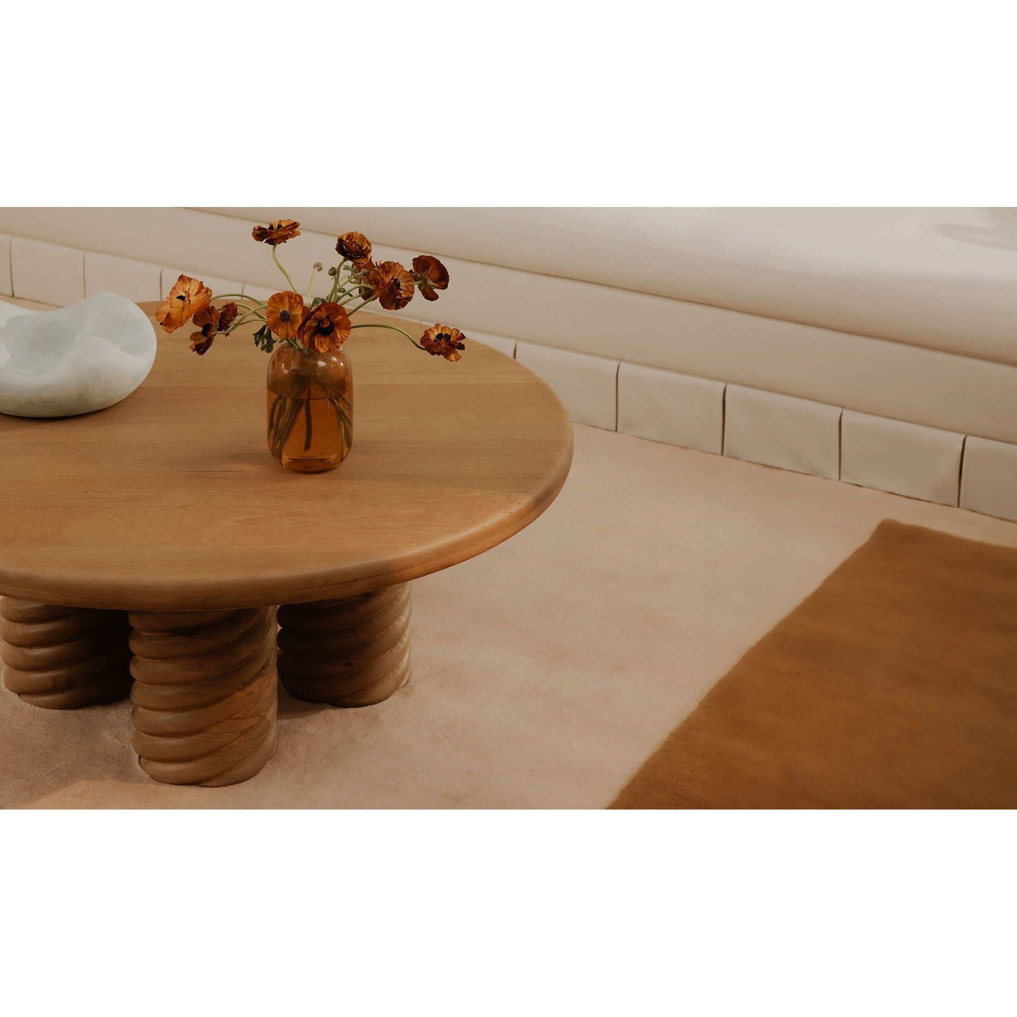 Table basse contemporaine en chêne massif avec plateau rond et pied central torsadé pour salon