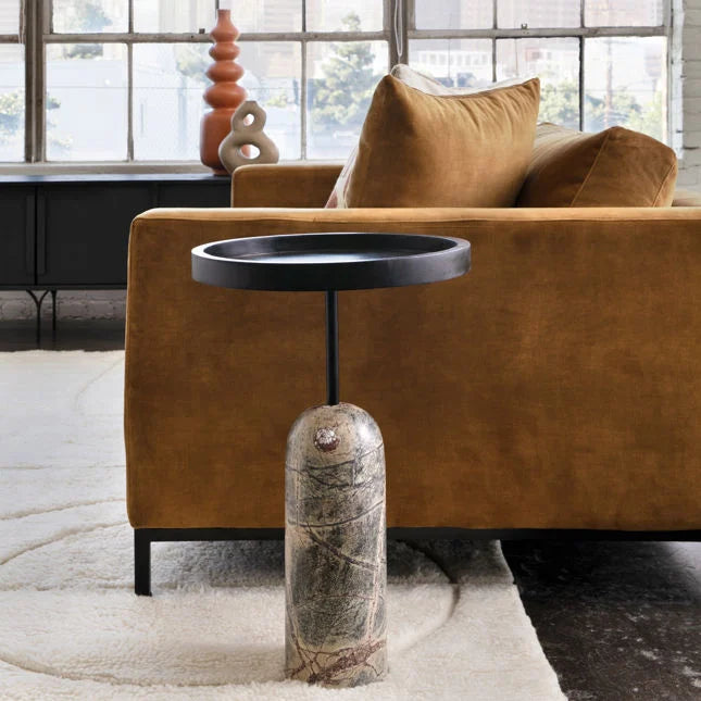 Table d'appoint contemporaine en bois et marbre vert avec plateau rond et base contrastée pour salon