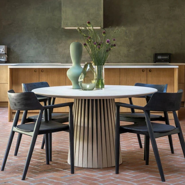 Table de salle à manger en bois de chêne naturel avec plateau rond et finition naturelle claire pour la salle à manger