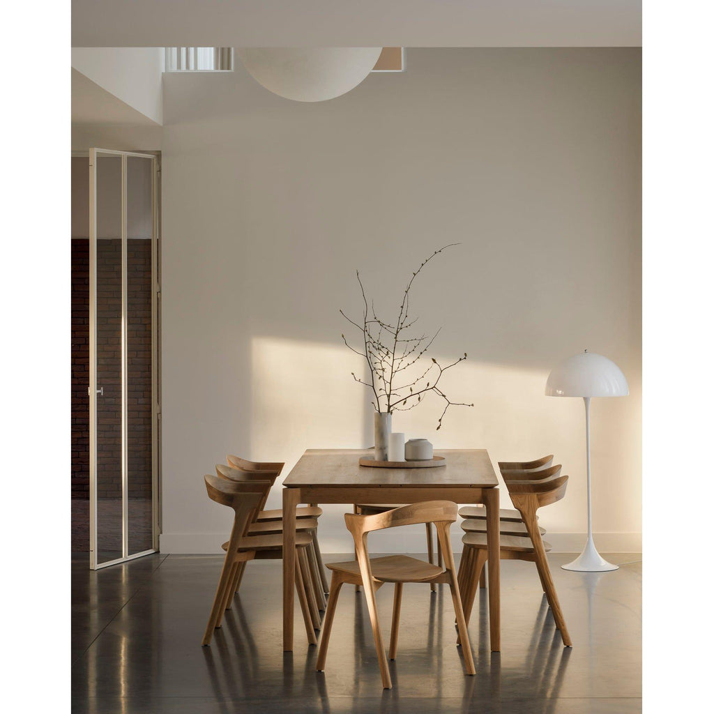 Table à manger extensible contemporaine en chêne massif avec plateau rectangulaire et piètement ajouré pour salle à manger