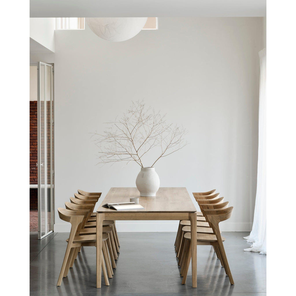 Table à manger extensible contemporaine en chêne massif avec plateau rectangulaire et piètement ajouré pour salle à manger