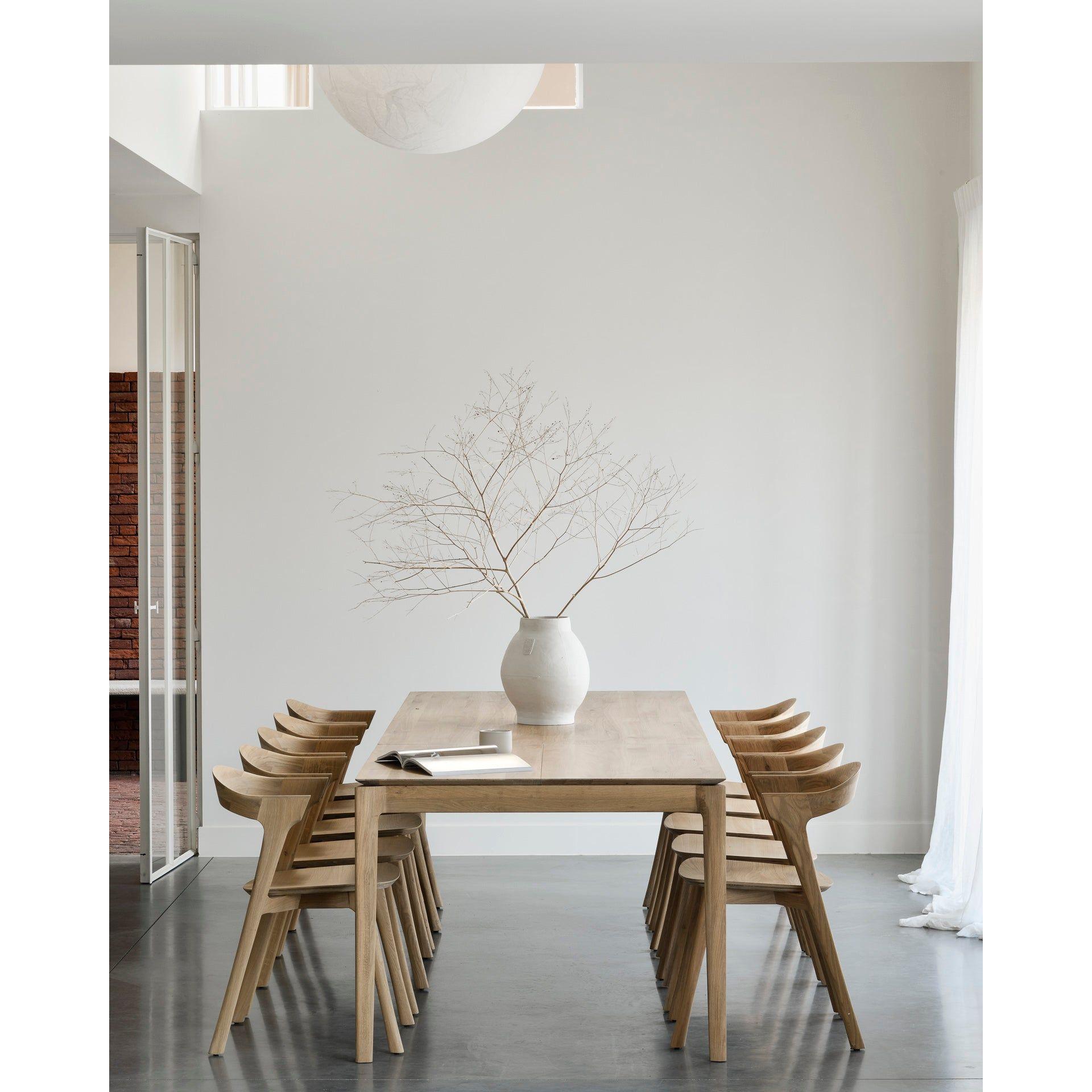 Table à manger extensible contemporaine en chêne massif avec plateau rectangulaire et piètement ajouré pour salle à manger