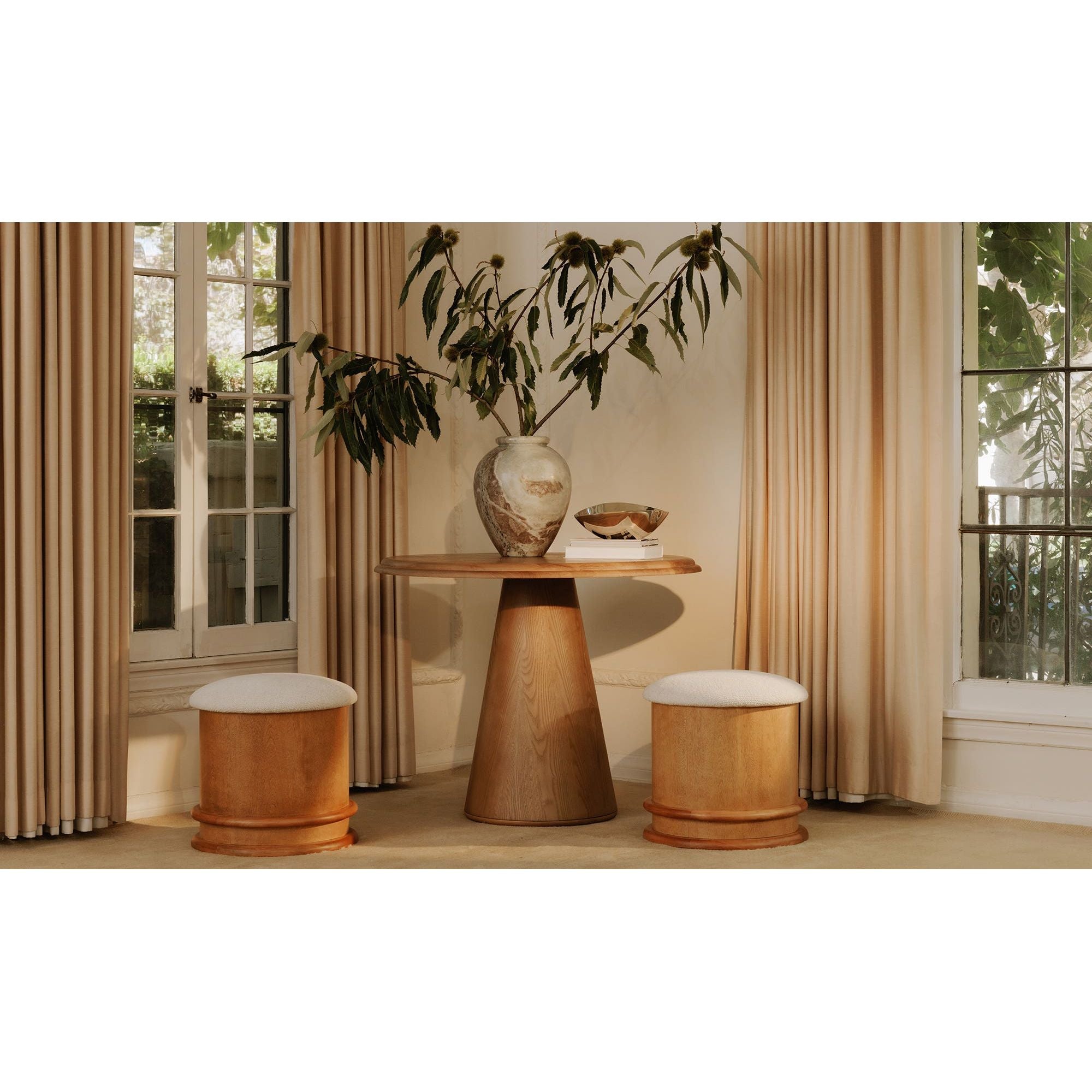 Table basse en frêne massif de style Mid-Century Modern avec plateau rond à double bord biseauté et piètement tulipe pour salon
