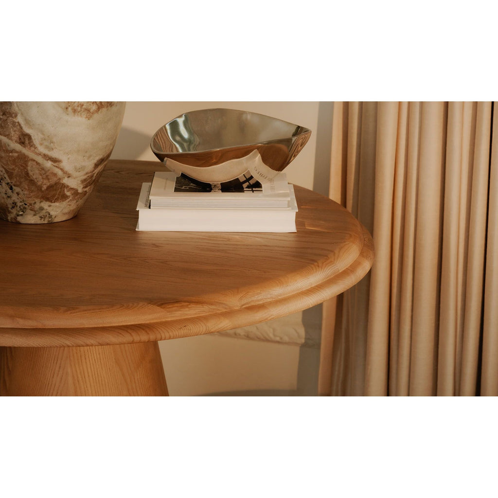 Table basse en frêne massif de style Mid-Century Modern avec plateau rond à double bord biseauté et piètement tulipe pour salon