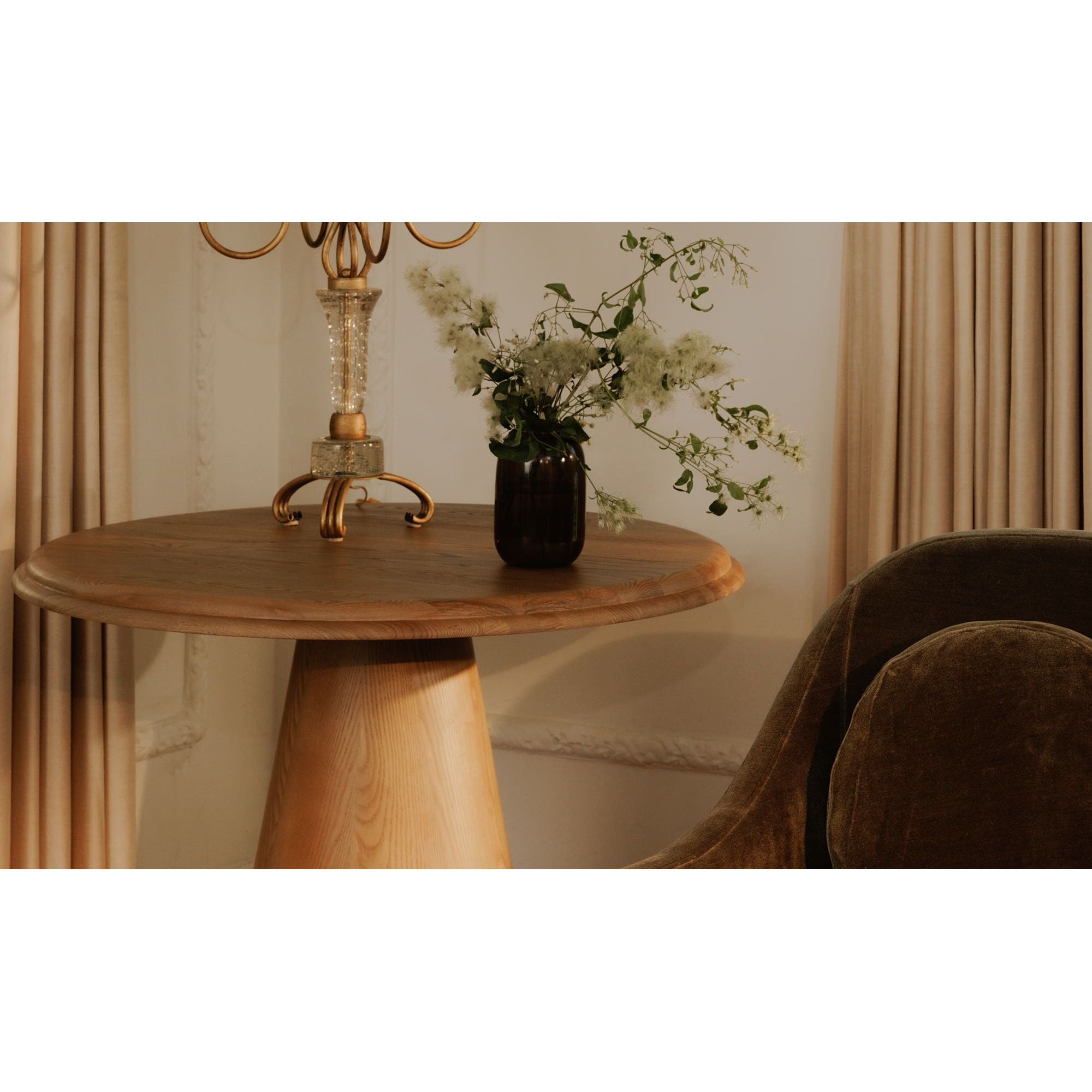 Table basse en frêne massif de style Mid-Century Modern avec plateau rond à double bord biseauté et piètement tulipe pour salon