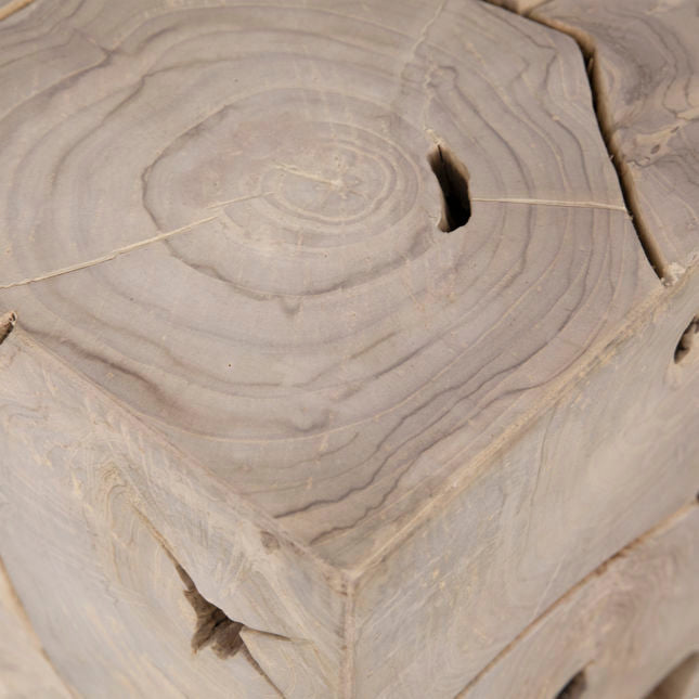 Table d'appoint en teck recyclé artisanal avec plateau carré en morceaux de puzzle et finition naturelle pour le salon