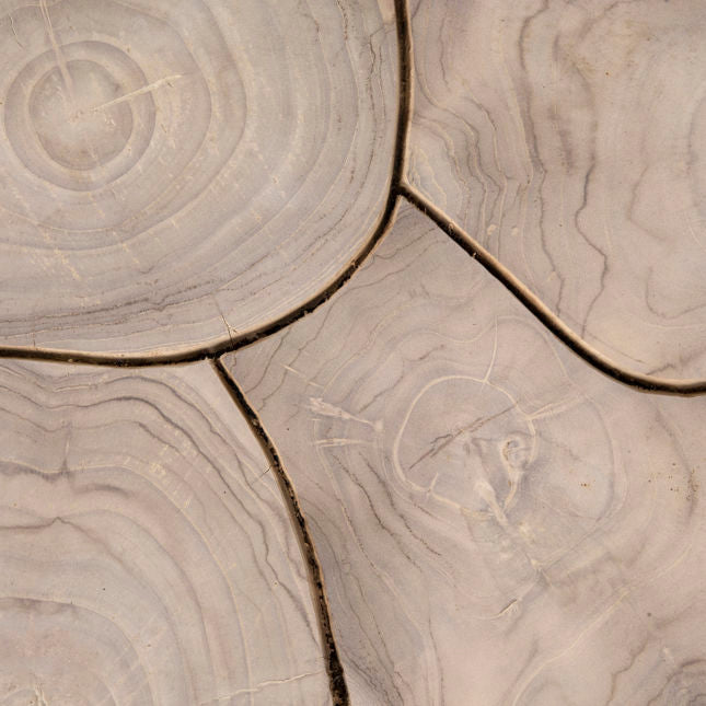 Table d'appoint en teck recyclé artisanal avec plateau carré en morceaux de puzzle et finition naturelle pour le salon