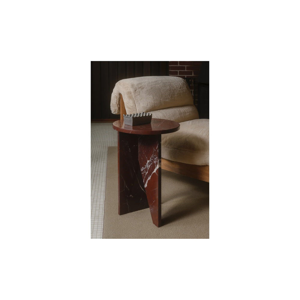 Table d'appoint contemporaine en marbre massif avec plateau rond et base sculpturale audacieuse pour le salon