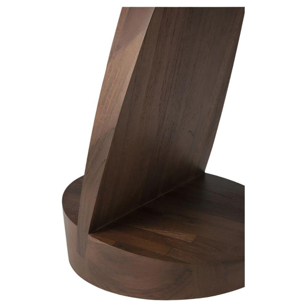 Table d'appoint sculpturale en teck massif avec plateau rond et piètement dynamique à espace négatif pour salon