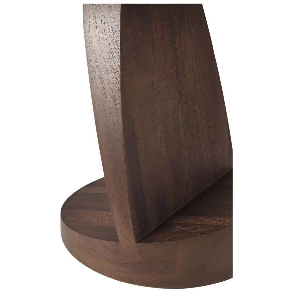 Table d'appoint sculpturale en teck massif avec plateau rond et piètement dynamique à espace négatif pour salon