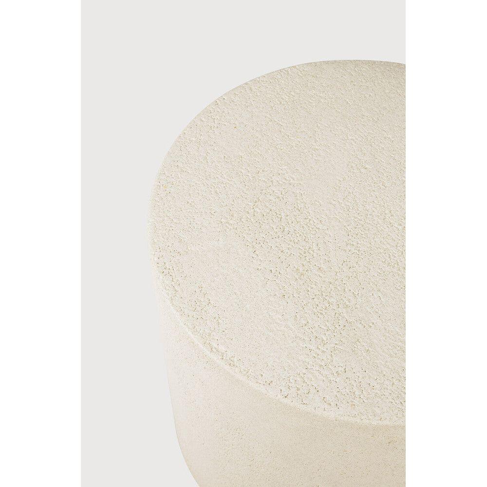 Table d'appoint en microciment artisanal avec plateau rond texturé de couleur terre pour le salon