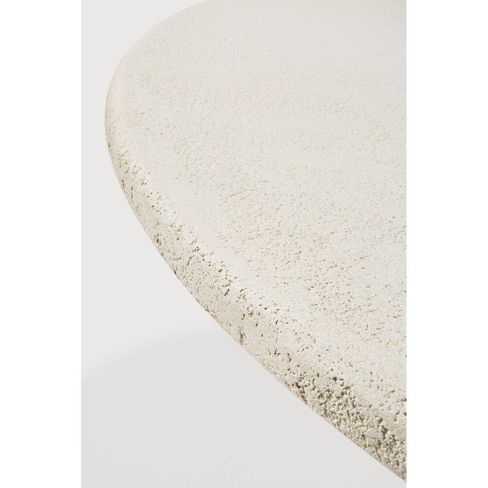 Table de salle à manger artisanale en micro-ciment avec plateau rond texturé effet pierre naturelle