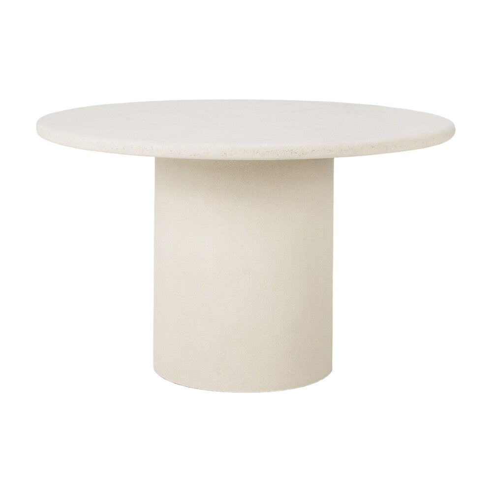 Table de salle à manger artisanale en micro-ciment avec plateau rond texturé effet pierre naturelle