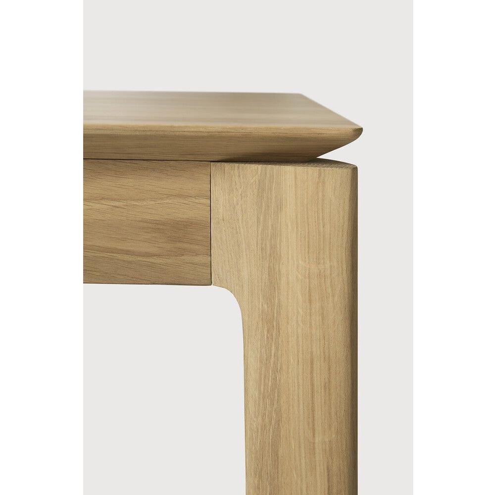 Table à manger extensible contemporaine en chêne massif avec plateau rectangulaire et piètement ajouré pour salle à manger