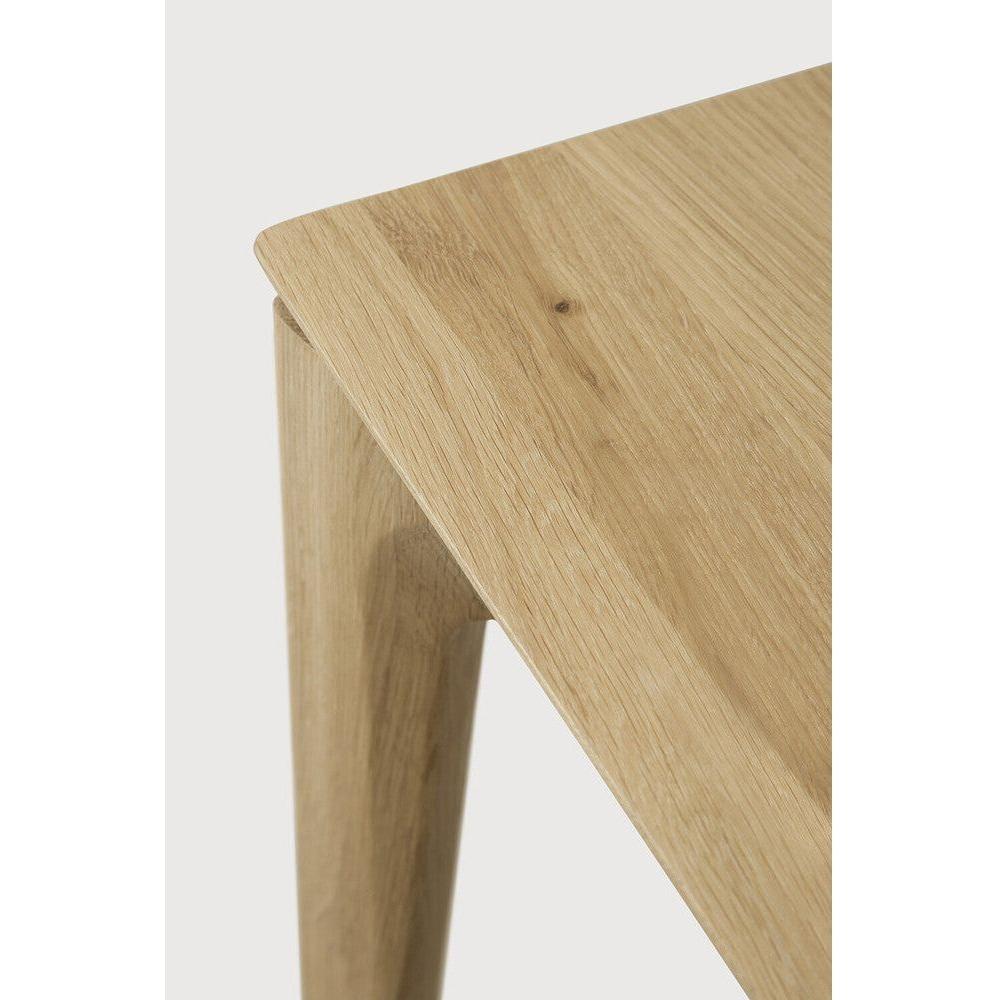 Table à manger extensible contemporaine en chêne massif avec plateau rectangulaire et piètement ajouré pour salle à manger