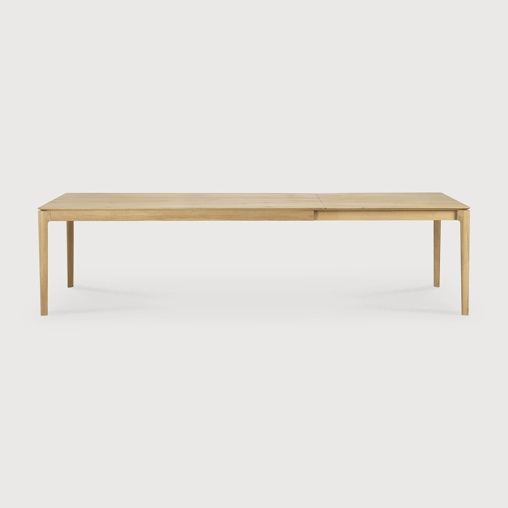 Table à manger extensible contemporaine en chêne massif avec plateau rectangulaire et piètement ajouré pour salle à manger