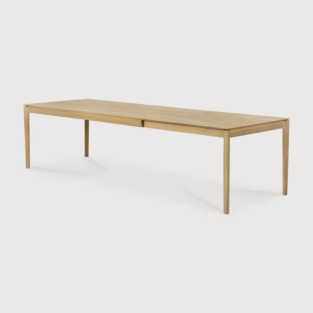 Table à manger extensible contemporaine en chêne massif avec plateau rectangulaire et piètement ajouré pour salle à manger