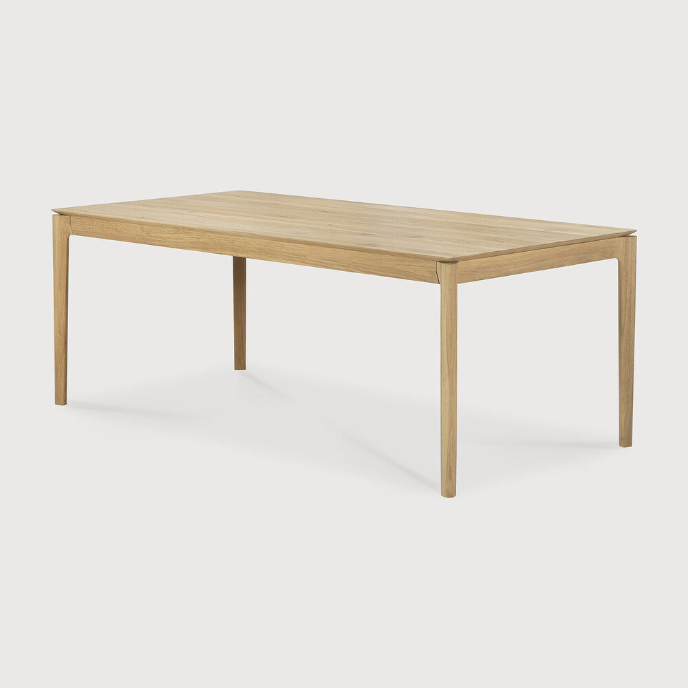 Table à manger extensible contemporaine en chêne massif avec plateau rectangulaire et piètement ajouré pour salle à manger