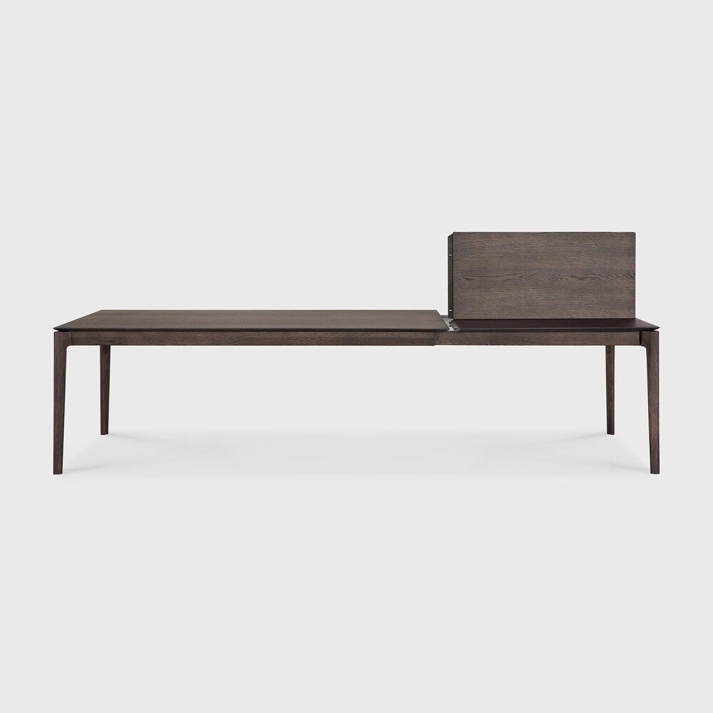Table à manger extensible contemporaine en chêne massif avec plateau rectangulaire et piètement ajouré pour salle à manger