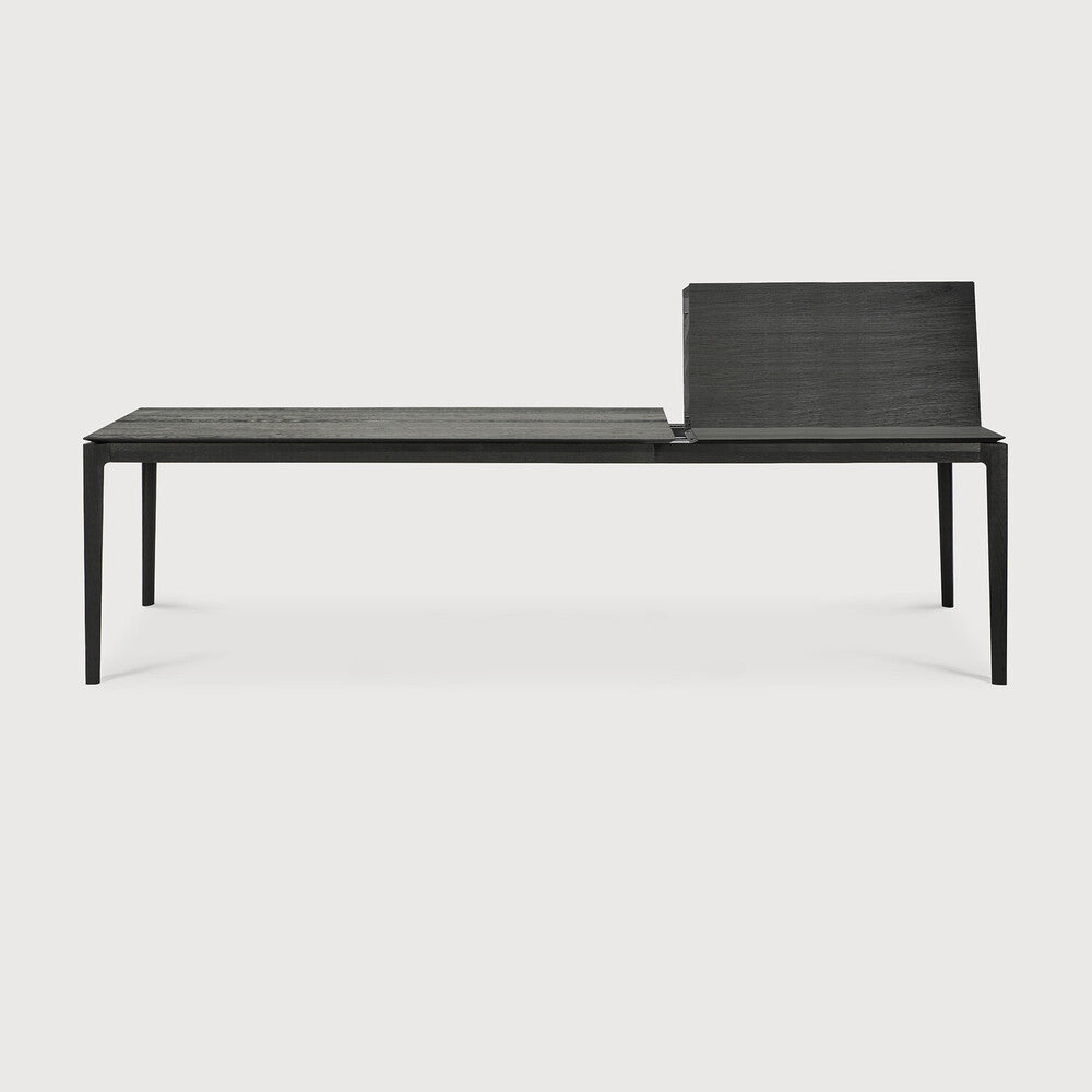 Table à manger extensible contemporaine en chêne massif avec plateau rectangulaire et piètement ajouré pour salle à manger