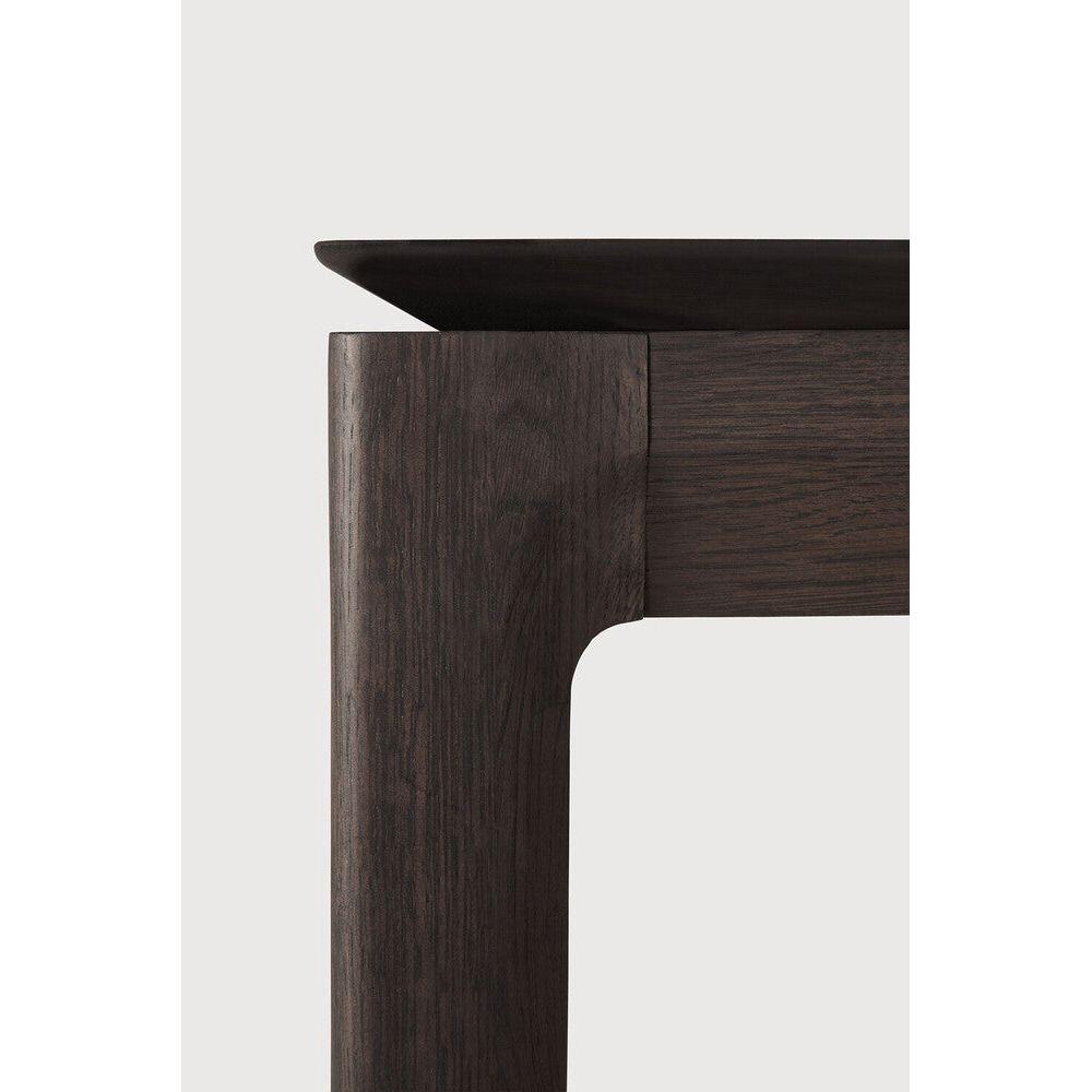 Table à manger extensible contemporaine en chêne massif avec plateau rectangulaire et piètement ajouré pour salle à manger