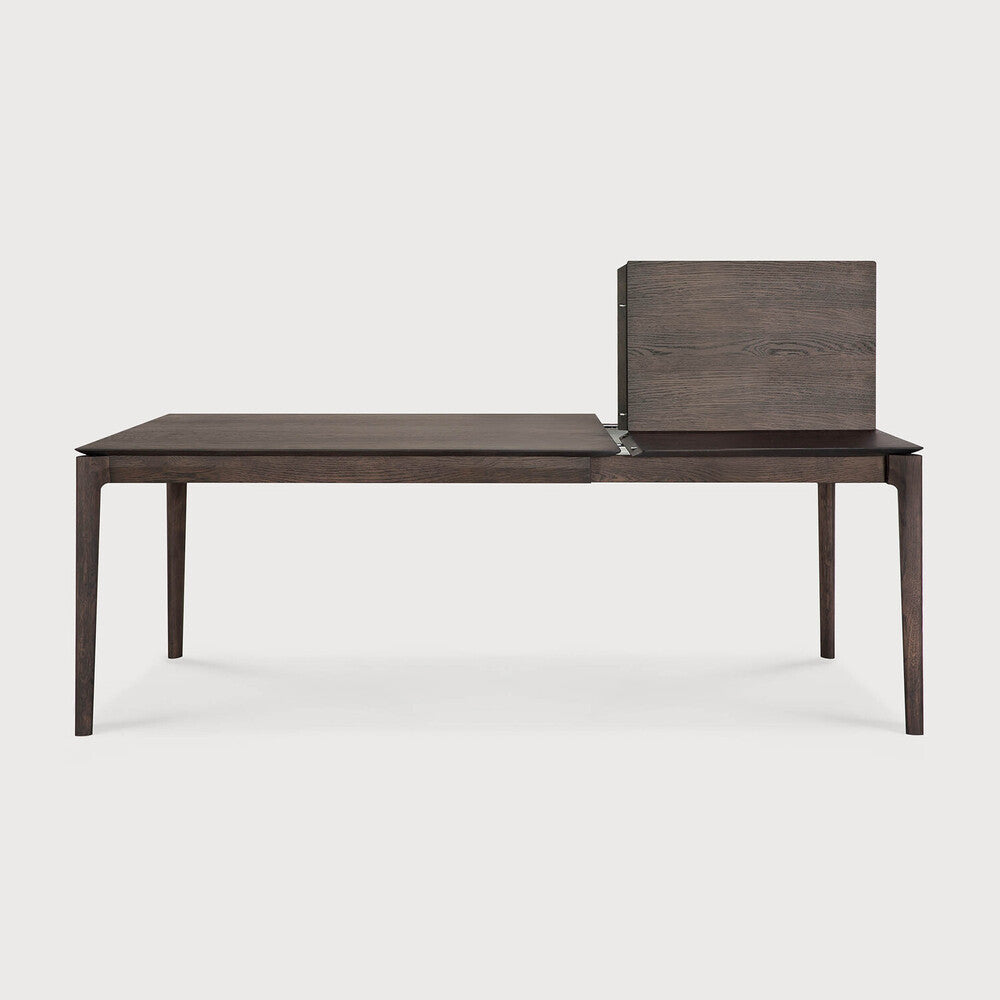Table à manger extensible contemporaine en chêne massif avec plateau rectangulaire et piètement ajouré pour salle à manger
