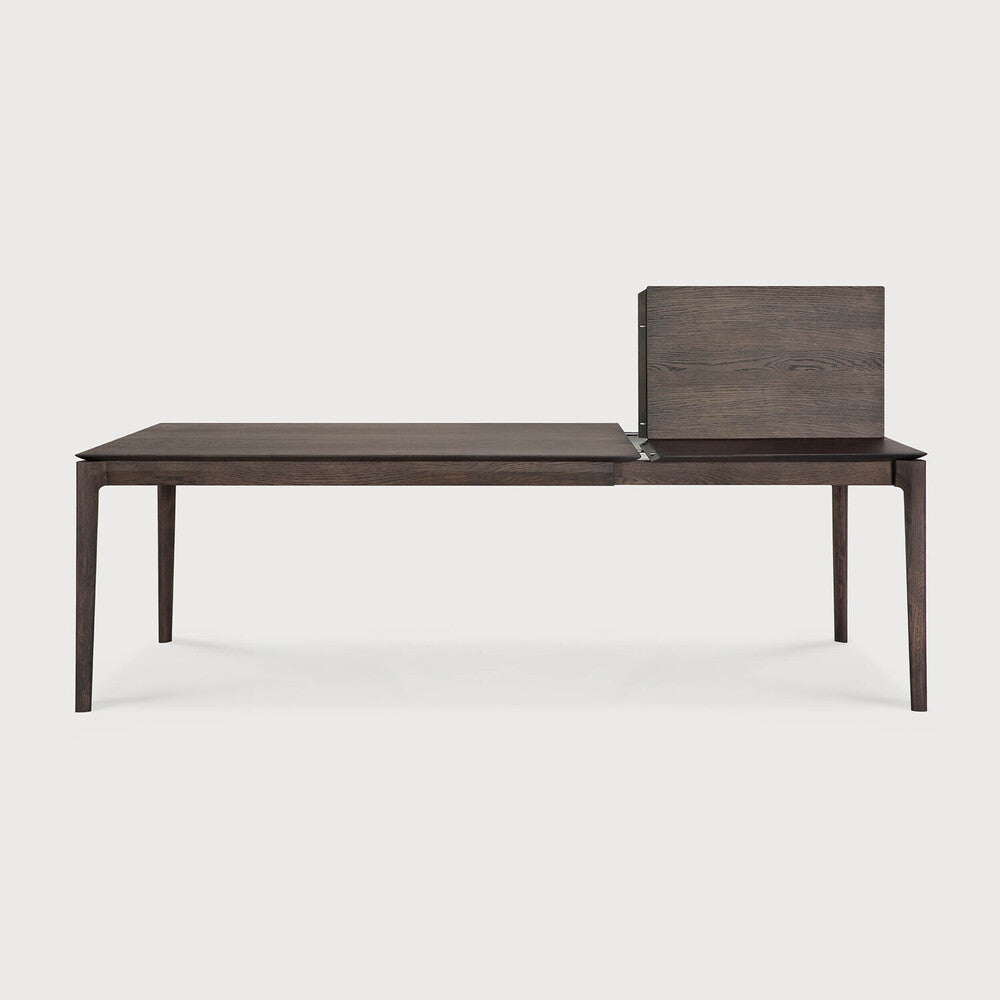 Table à manger extensible contemporaine en chêne massif avec plateau rectangulaire et piètement ajouré pour salle à manger