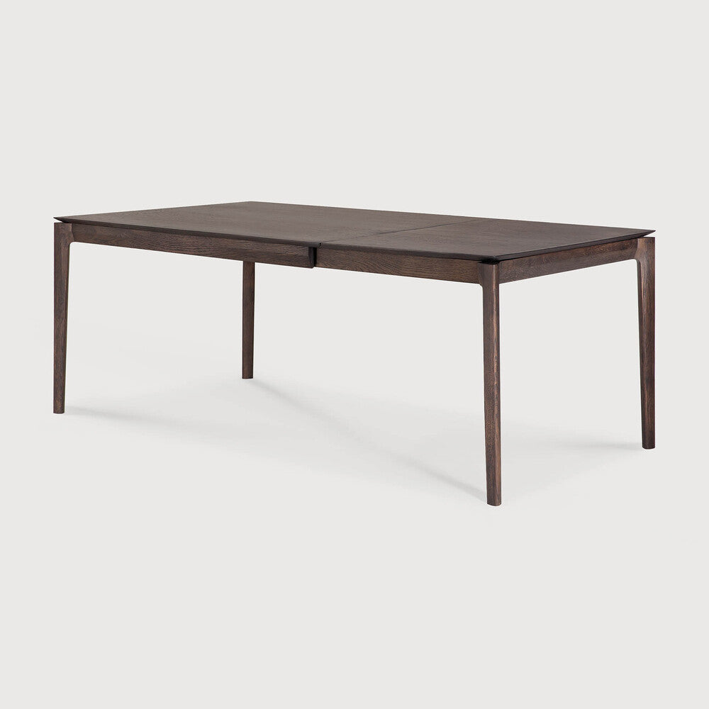 Table à manger extensible contemporaine en chêne massif avec plateau rectangulaire et piètement ajouré pour salle à manger