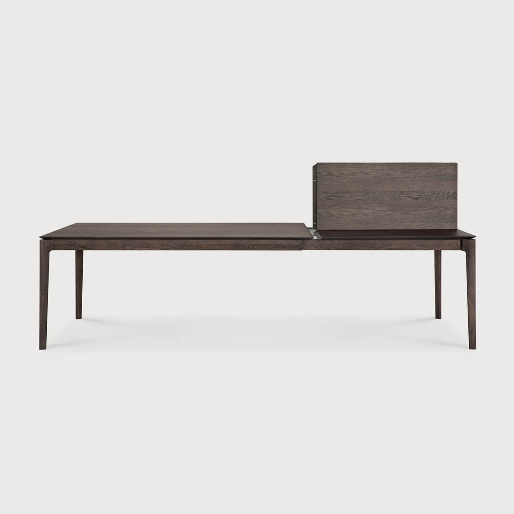 Table à manger extensible contemporaine en chêne massif avec plateau rectangulaire et piètement ajouré pour salle à manger